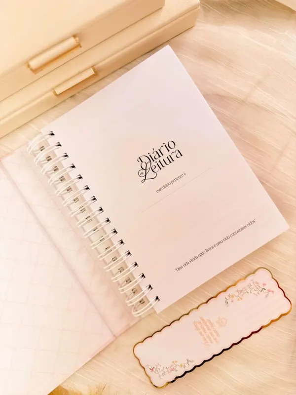 Diário de leitura com marca páginas